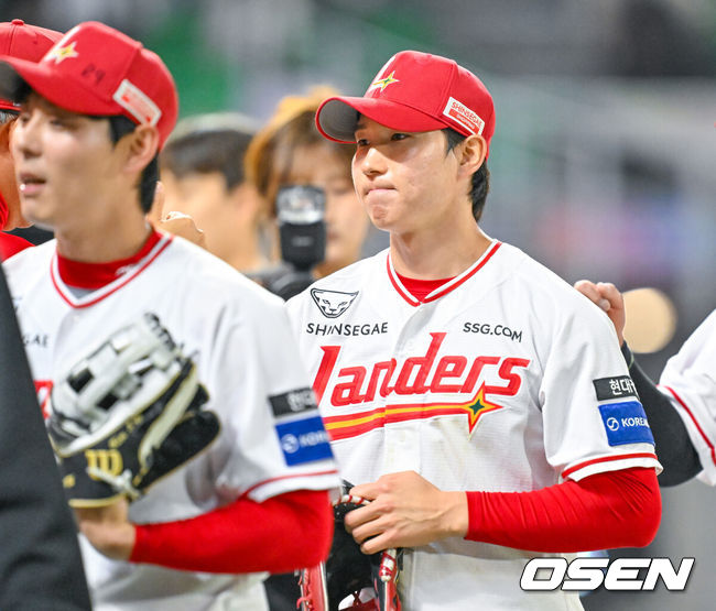 [OSEN=인천, 민경훈 기자] 16일 오후 인천 SSG랜더스필드에서 ‘2026 신한 SOL Bank KBO리그' SSG 랜더스와 두산 베어스의 경기가 진행됐다.이 경기에서 SSG은 두산에 2-1 역전승을 거뒀다.&nbsp;SSG는 6연패 뒤 2연승을 달리며 주중 3연전을 위닝시리즈로 장식했다.경기를 마치고 SSG 박성한이 이숭용 감독과 하이파이브를 하고 있다. 2026.04.16 / rumi@osen.co.kr