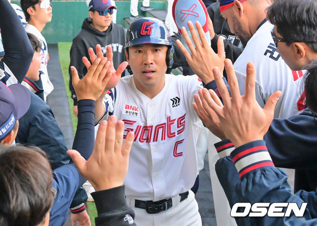 [OSEN=부산, 이석우 기자] 4일 부산 사직야구장에서 2026 신한 SOL KBO 리그 롯데 자이언츠와 SSG 랜더스의 경기가 열렸다. 홈팀 롯데는 비슬리가, 방문팀 SSG는 김건우가 선발 출전했다.롯데 자이언츠 전준우가 1회말 무사 1,3루 노진혁의 중견수 희생플라이때 득점을 올리고 하이파이브를 하고 있다. 2026.04.04 / foto0307@osen.co.kr
