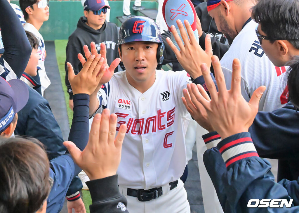 4일 부산 사직야구장에서 2026 신한 SOL KBO 리그 롯데 자이언츠와 SSG 랜더스의 경기가 열렸다. 홈팀 롯데는 비슬리가, 방문팀 SSG는 김건우가 선발 출전했다.롯데 자이언츠 전준우가 1회말 무사 1,3루 노진혁의 중견수 희생플라이때 득점을 올리고 하이파이브를 하고 있다. 2026.04.04 / foto0307@osen.co.kr