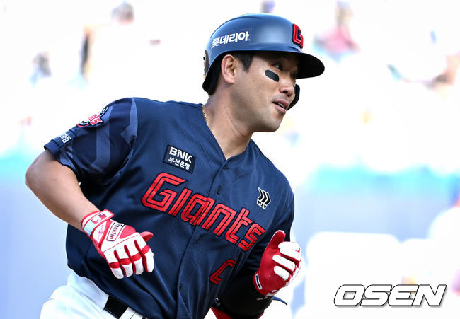 [OSEN=대구, 조은정 기자] 28일 대구삼성라이온즈파크에서 ‘2026 신한 SOL KBO 리그’ 삼성 라이온즈와 롯데 자이언츠의 개막전이 열렸다.개막전 선발 투수로 삼성은 후라도를 롯데는 로드리게스를 내세웠다.8회초 롯데 선두타자 전준우가 달아나는 좌월 솔로 홈런을 날린 뒤 베이스를 돌고 있다. 2026.03.28 /cej@osen.co.kr