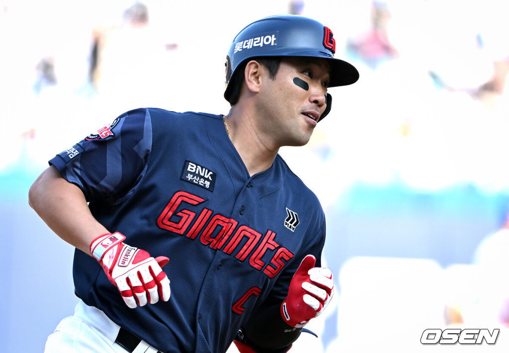 28일 대구삼성라이온즈파크에서 ‘2026 신한 SOL KBO 리그’ 삼성 라이온즈와 롯데 자이언츠의 개막전이 열렸다.개막전 선발 투수로 삼성은 후라도를 롯데는 로드리게스를 내세웠다.8회초 롯데 선두타자 전준우가 달아나는 좌월 솔로 홈런을 날린 뒤 베이스를 돌고 있다. 2026.03.28 /cej@osen.co.kr