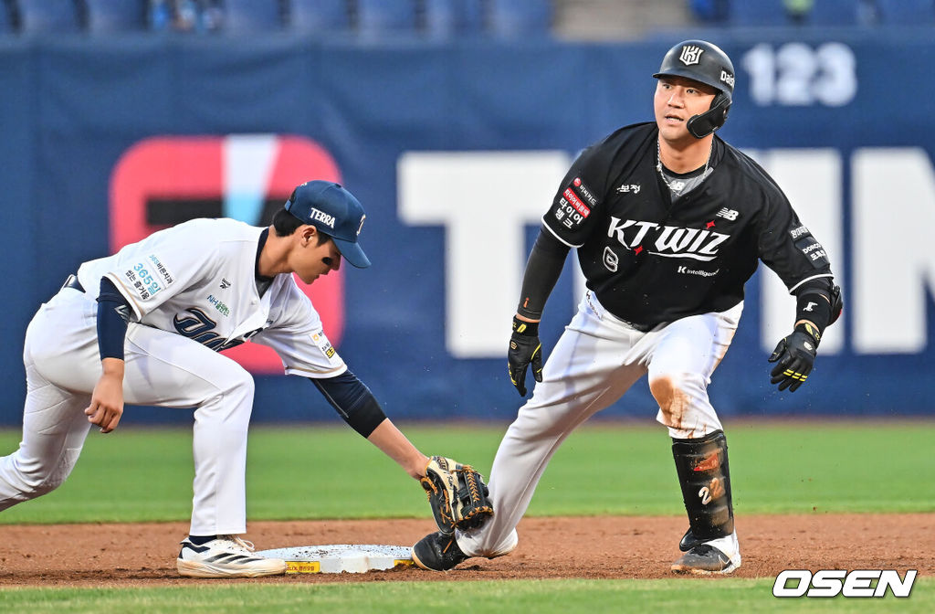 16일 창원NC파크에서 2026 신한 SOL KBO 리그 NC 다이노스와 KT 위즈의 경기가 열렸다. 홈팀 NC는 구창모가, 방문팀 KT는 사우어가 선발 출전했다. KT 위즈 장성우가 1회초 1사 2,3루 우중간 2타점 2루타를 치고 세이프되고 있다. 2026.04.16 / foto0307@osen.co.kr