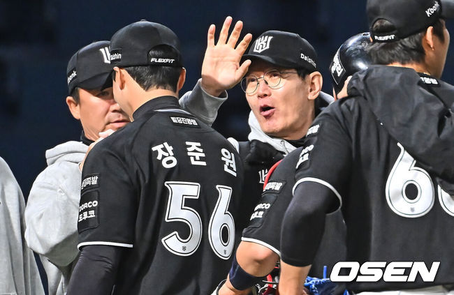 [OSEN=창원, 이석우 기자] 16일 창원NC파크에서 2026 신한 SOL KBO 리그 NC 다이노스와 KT 위즈의 경기가 열렸다. 홈팀 NC는 구창모가, 방문팀 KT는 사우어가 선발 출전했다. KT 위즈 이강철 감독이 NC 다이노스에 4-3으로 승리한 후 장준원과 기쁨을 나누고 있다. 2026.04.16 / foto0307@osen.co.kr
