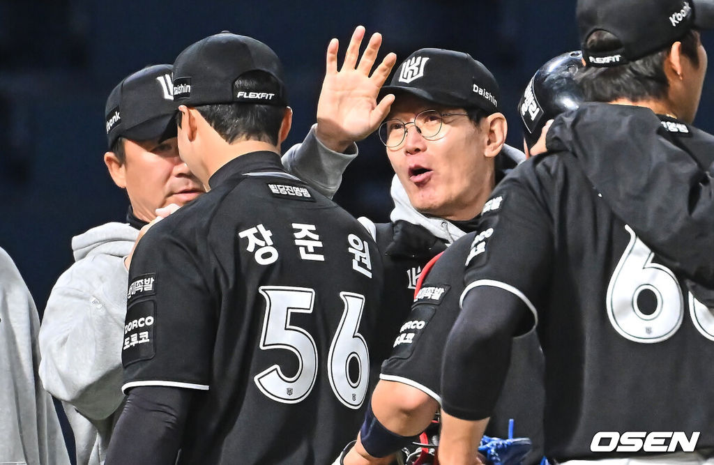 16일 창원NC파크에서 2026 신한 SOL KBO 리그 NC 다이노스와 KT 위즈의 경기가 열렸다. 홈팀 NC는 구창모가, 방문팀 KT는 사우어가 선발 출전했다. KT 위즈 이강철 감독이 NC 다이노스에 4-3으로 승리한 후 장준원과 기쁨을 나누고 있다. 2026.04.16 / foto0307@osen.co.kr