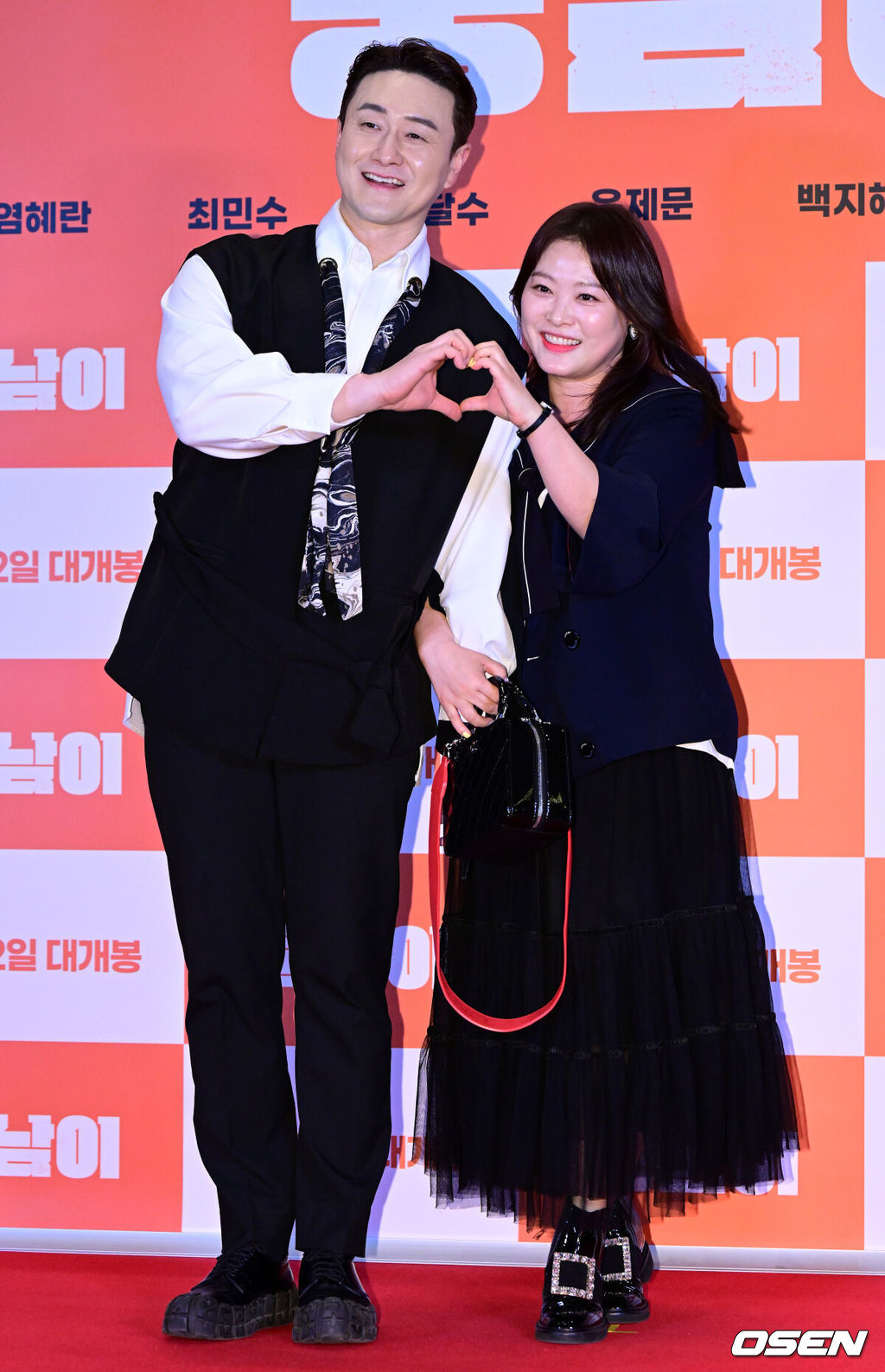 20일 오후 서울 CGV용산아이파크몰에서 영화 ‘웅남이‘ VIP 시사회 포토월 행사가 열렸다.오는 22일 개봉 예정인 ‘웅남이’는 인간을 초월하는 짐승 같은 능력으로 국제 범죄 조직에 맞서는 웅남(박성웅 분)의 좌충우돌 코미디 영화다. 단군신화에 나오는 '쑥과 마늘을 먹고 인간이 된 곰' 설화를 재해석한 영화로, 개그맨 박성광이 내놓는 첫 상업영화로 주목을 받고 있다.개그맨 김원효, 심진화 부부가 포즈를 취하고 있다. 2023.03.20 /jpnews@osen.co.kr