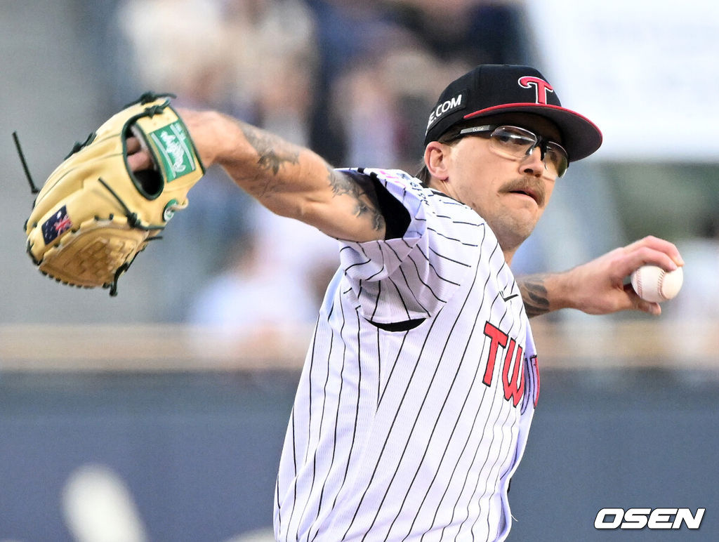 15일 서울 잠실야구장에서 2026 신한 SOL KBO리그 LG 트윈스와 롯데 자이언츠의 경기가 열렸다.이날 LG는 웰스, 롯데는 김진욱을 선발로 내세웠다.1회초 무사에서 LG 선발투수 웰스가 역투하고 있다.  2026.04.15 /sunday@osen.co.kr