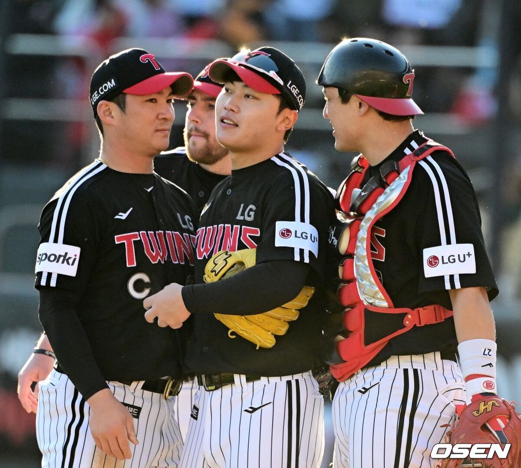 11일 수원 KT위즈파크에서 ‘2023 신한은행 SOL KBO 포스트시즌 한국시리즈’ 4차전 KT 위즈와 LG 트윈스의 경기가 열렸다. 6회말 2사 1루에서 LG 김윤식이 교체되며 동료 선수들의 축하를 받고 있다. 2023.11.11 /jpnews@osen.co.kr