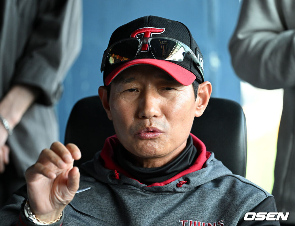 15일 서울 잠실야구장에서 2026 신한 SOL KBO리그 LG 트윈스와 롯데 자이언츠의 경기가 열렸다.이날 LG는 웰스, 롯데는 김진욱을 선발로 내세웠다.경기에 앞서 LG 염경엽 감독이 취재진과 인터뷰를 하고 있다.  2026.04.15 /sunday@osen.co.kr