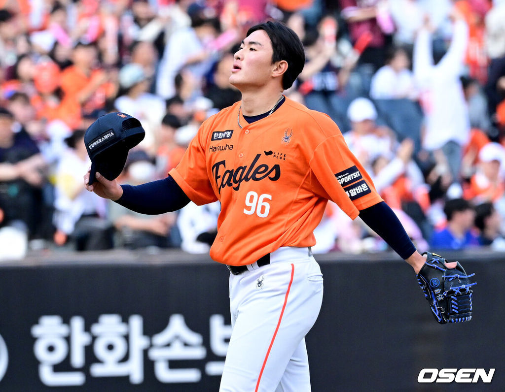 프로야구 한화 이글스가 키움 히어로즈를 이틀 연속 잡고 개막 2연승을 달성했다.김경문 감독이 이끄는 한화는 29일 대전 한화생명 볼파크에서 열린 2026 신한 SOL KBO리그  키움과의 홈경기에서 10-4로 승리했다. 전날 개막전에서 연장 11회 끝에 10-9 끝내기 승리를 거뒀던 한화는 이날 여유롭게 승리를 챙기며 2연승을 만들었다.9회초 키움 공격을 삼자범퇴로 막아내며 경기를 마무리지은 한화 박준영이 모자를 벗고 있다. 2025.03.29 / dreamer@osen.co.kr