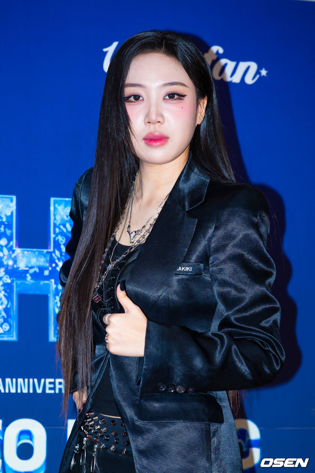 15일 오후 서울 송파구 올림픽공원 KSPO돔에서 '33주년 한터뮤직어워즈 2025' 레드카펫 행사가 열렸다. 이 행사에는 MC 이찬원-티파니 영과 함께 그룹 트리플에스, 아르테미스, 루시, 아이덴티티, 나우즈, 에잇턴, 빌리, 황가람, 손태진, 포레스텔라, 윙, 하츠투하츠, 싸이커스, 위아이, 박지현, 김희재, 펜타곤, 이영지, 이창섭, 윤종신 등이 참석했다.가수 이영지가 입장하며 포즈를 취하고 있다. 2026.02.15 / rumi@osen.co.kr