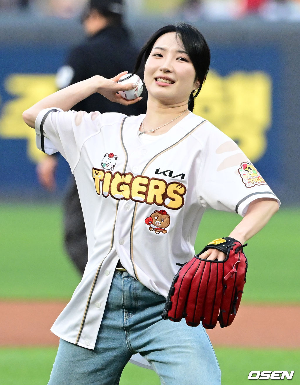 KIA 타이거즈가 패배를 잊었다. 16일 광주-기아 챔피언스필드에서 2026 프로야구 키움 히어로즈를 상대로 5-1 역전승을 거두었다. 기분좋은 시리즈 스윕과 함께 7연승을 질주했다. 시즌 9승7패. 선발 제임스 네일과 이적생 홍민규가 호투를 펼쳤다. 한준수의 동점적시타, 카스트로의 역전 투런홈런, 김호령의 쐐기 2타점 2루타가 빛났다. 키움은 기본을 잊은 수비에 발목이 잡혀 1승 설욕에 실패했다. 쇼트트랙 국가대표 김길리가 시구를 하고 있다. 2026.04.16 / jpnews@osen.co.kr