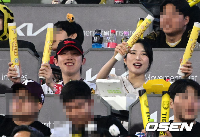 경기 관전하는 쇼트트랙 국가대표 임종언, 김길리