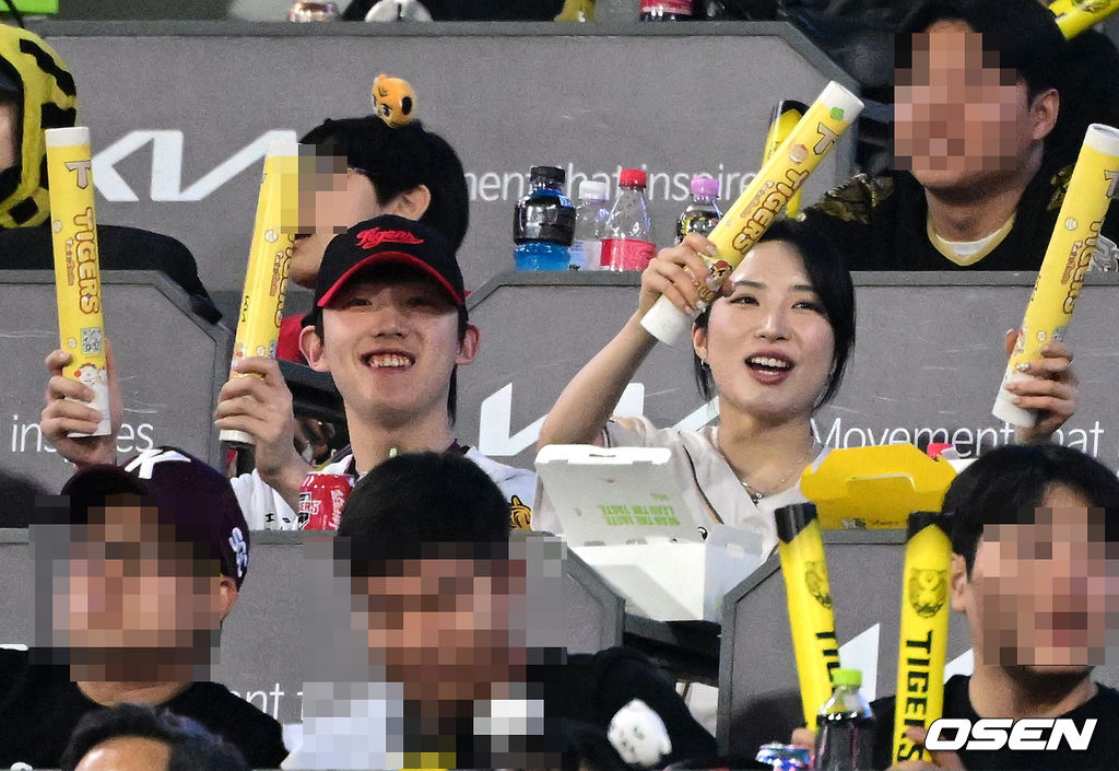 경기 관전하는 쇼트트랙 국가대표 임종언, 김길리