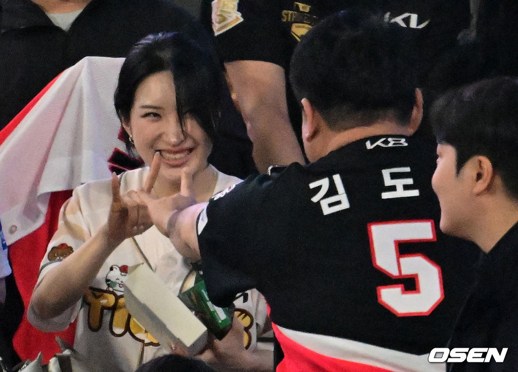 쇼트트랙 국가대표 김길리, 팬들과 다정하게