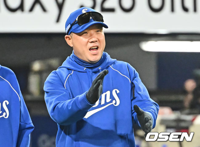 [OSEN=대구, 이석우 기자] 11일 대구삼성라이온즈파크에서 2026 신한 SOL KBO 리그 삼성 라이온즈와 NC 다이노스의 경기가 열렸다. 홈팀 삼성은 오러클린이, 방문팀 NC는 테일러가 선발 출전했다. 삼성 라이온즈 박진만 감독이 5-4로 승리한 후 선수들에게 축하를 하고 있다. 2026.04.11 / foto0307@osen.co.kr