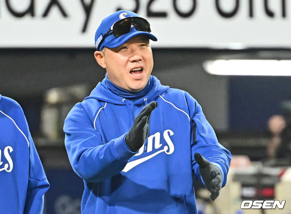11일 대구삼성라이온즈파크에서 2026 신한 SOL KBO 리그 삼성 라이온즈와 NC 다이노스의 경기가 열렸다. 홈팀 삼성은 오러클린이, 방문팀 NC는 테일러가 선발 출전했다. 삼성 라이온즈 박진만 감독이 5-4로 승리한 후 선수들에게 축하를 하고 있다. 2026.04.11 / foto0307@osen.co.kr