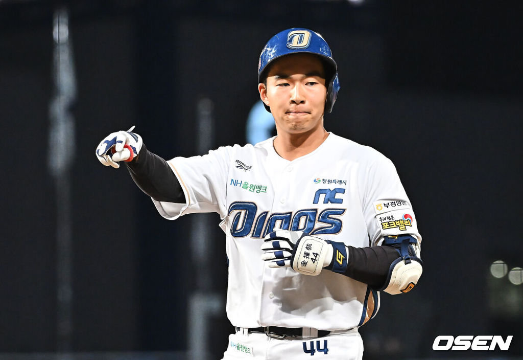 15일 창원NC파크에서 2026 신한 SOL KBO 리그 NC 다이노스와 KT 위즈의 경기가 열렸다. 홈팀 NC는 신민혁이, 방문팀 KT는 오원석이 선발 출전했다. NC 다이노스 김휘집이 9회말 2사 2루 중견수 오른쪽 1타점 안타를 치고 세리머니를 하고 있다. 2026.04.15 / foto0307@osen.co.kr