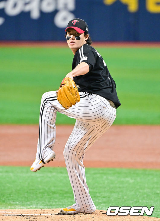 [OSEN=고척, 박준형 기자] 4일 오후 서울 고척스카이돔에서 ‘2026 신한은행 SOL Bank KBO리그’ 키움 히어로즈와 LG 트윈스의 경기가 진행됐다.이날 키움은 하영민을, LG는 임찬규를 선발투수로 내세웠다.  1회말 LG 선발투수 임찬규가 역투하고 있다.   2026.04.04 / soul1014@osen.co.kr