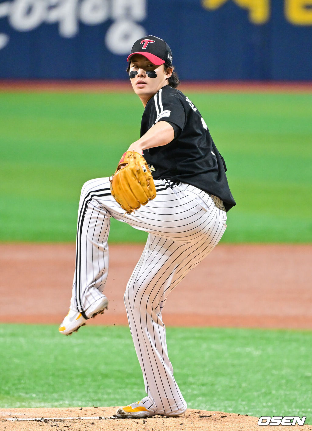 4일 오후 서울 고척스카이돔에서 ‘2026 신한은행 SOL Bank KBO리그’ 키움 히어로즈와 LG 트윈스의 경기가 진행됐다.이날 키움은 하영민을, LG는 임찬규를 선발투수로 내세웠다.  1회말 LG 선발투수 임찬규가 역투하고 있다.   2026.04.04 / soul1014@osen.co.kr