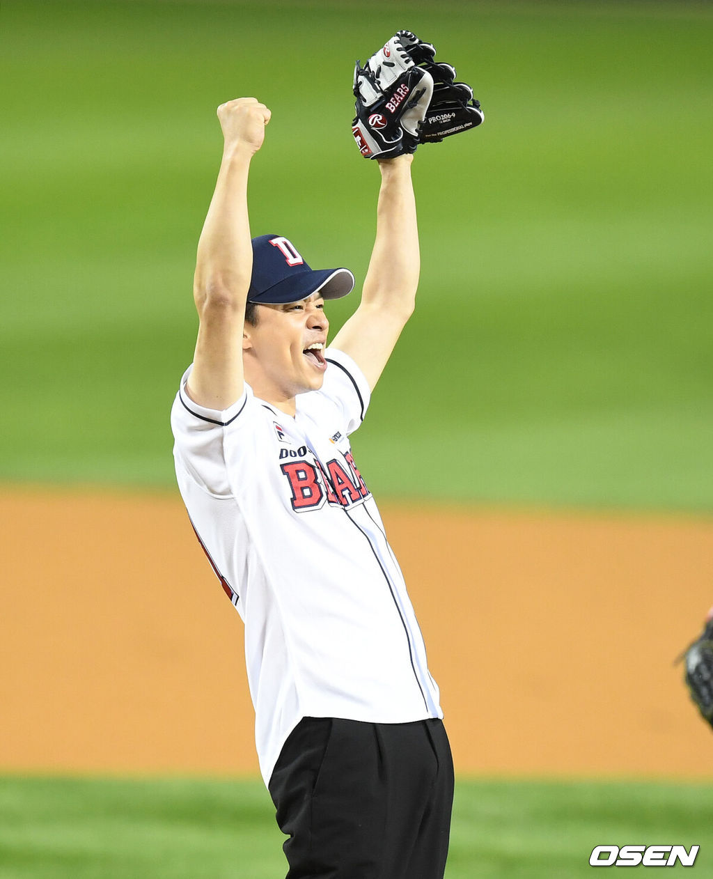 18일 오후 서울 잠실야구장에서 열린 '2017 타이어뱅크 KBO리그' 플레이오프 2차전 두산 베어스와 NC 다이노스의 경기, 경기에 앞서 탤런트 정상훈이 시구를 하며 두산을 응원하고 있다. /jpnews@osen.co.kr