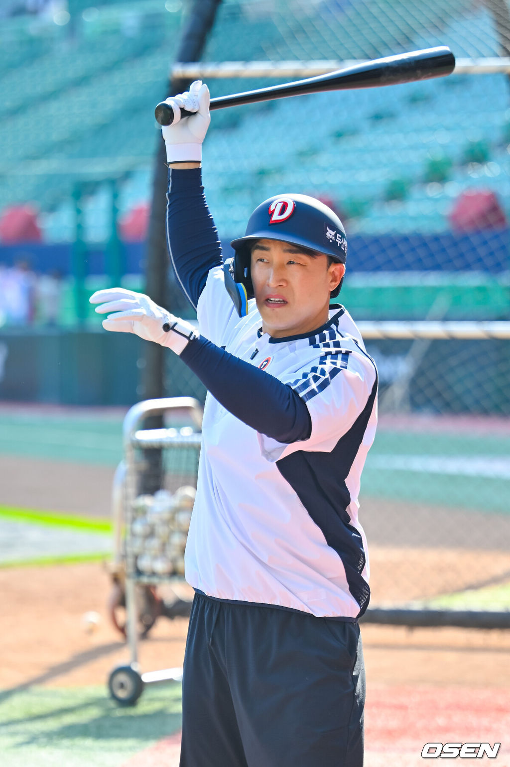 15일 오후 인천 SSG랜더스필드에서 ‘2026 신한 SOL Bank KBO리그' SSG 랜더스와 두산 베어스의 경기가 진행될 예정인 가운데 그라운드에서 훈련이 진행됐다.이날 SSG는 최민준을, 두산은 이영하를 선발투수로 내세운다.경기 전 두산 손아섭이 타격연습을 하고 있다. 2026.04.15 / rumi@osen.co.kr