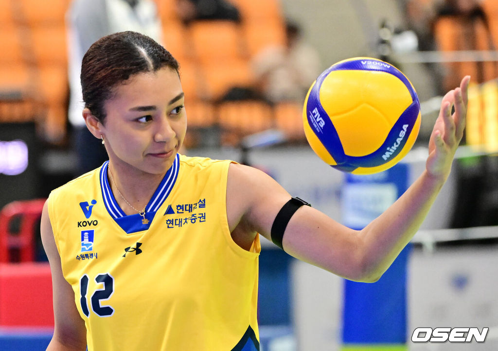 5일 오후 수원체육관에서 ‘진에어 2025~2026 프로배구 V리그’ 여자부 현대건설과 흥국생명의 경기가 열렸다. 6연승 현대건설은 2위(21승 11패, 승점 61), 3연패 흥국생명은 3위(17승 16패, 승점 53)을 기록 중이다. 1세트 현대건설 자스티스가 서브를 준비하고  있다. 2026.03.05 /jpnews@osen.co.kr