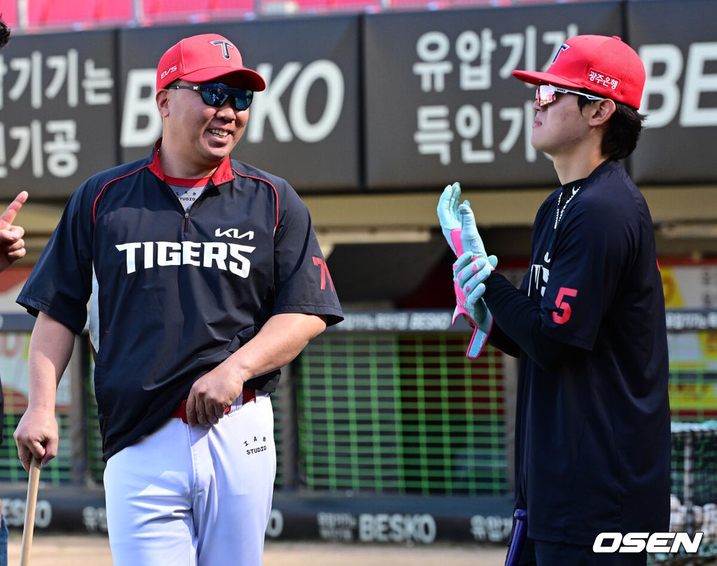 16일 광주-기아 챔피언스필드에서 KIA 타이거즈와 키움 히어로즈의 경기가 열렸다.7연승을 노리는 KIA는 제임스 네일, 최하위 키움은 알칸타라를 선발로 내세웠다.경기에 앞서 KIA 이범호 감독과 김도영이 이야기를 나누고 있다. 2026.04.16 / jpnews@osen.co.kr