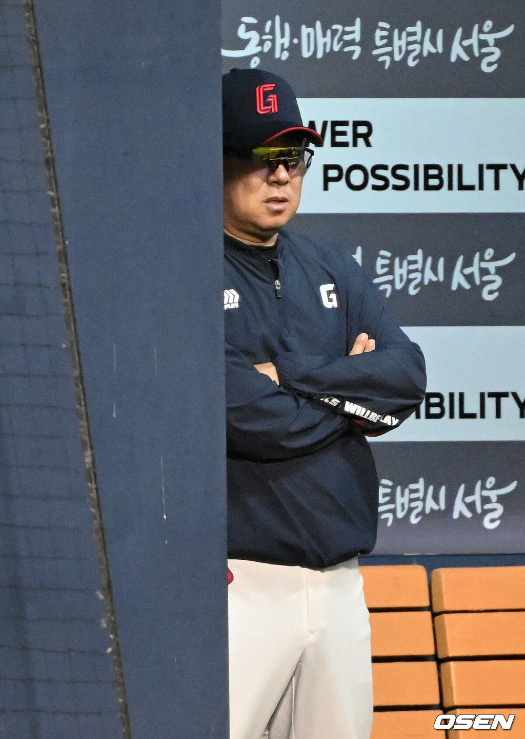 16일 서울 잠실야구장에서 2026 신한 SOL KBO리그 LG 트윈스와 롯데 자이언츠의 경기가 열렸다.이날 LG는 치리노스, 롯데는 로드리게스를 선발로 내세웠다.8회초 롯데 김태형 감독이 경기를 바라보고 있다. 2026.04.16 /sunday@osen.co.kr