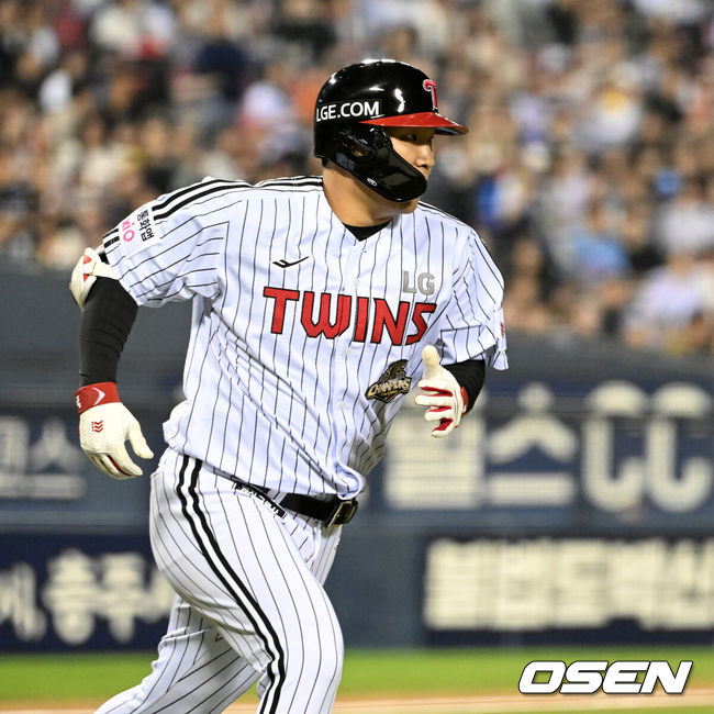 [OSEN=잠실, 이대선 기자] 16일 서울 잠실야구장에서 2026 신한 SOL KBO리그 LG 트윈스와 롯데 자이언츠의 경기가 열렸다.이날 LG는 치리노스, 롯데는 로드리게스를 선발로 내세웠다.5회말 2사 1,2루에서 LG 문보경이 우전 적시타를 치고 그라운드를 달리고 있다. 2026.04.16 /sunday@osen.co.kr