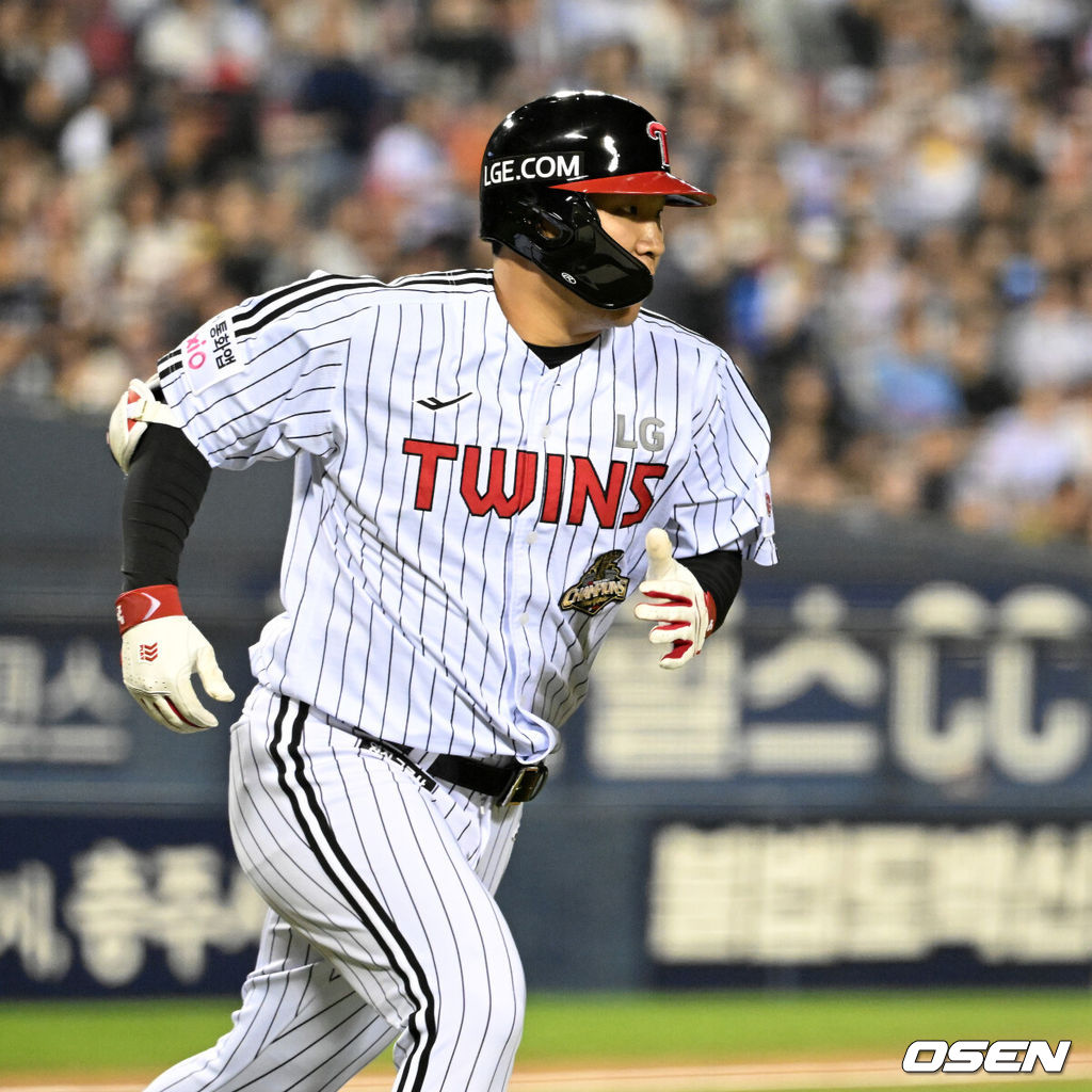 16일 서울 잠실야구장에서 2026 신한 SOL KBO리그 LG 트윈스와 롯데 자이언츠의 경기가 열렸다.이날 LG는 치리노스, 롯데는 로드리게스를 선발로 내세웠다.5회말 2사 1,2루에서 LG 문보경이 우전 적시타를 치고 그라운드를 달리고 있다. 2026.04.16 /sunday@osen.co.kr