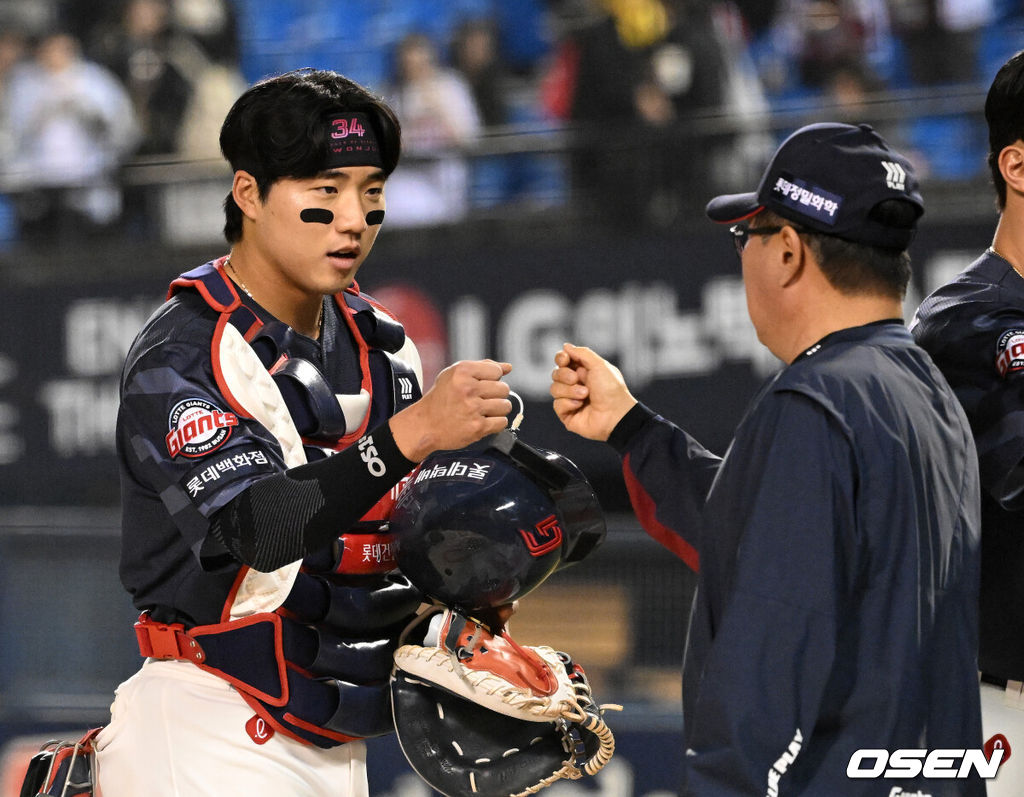 프로야구 롯데 자이언츠가 LG 트윈스를 꺾고 2연패를 탈출했다. LG는 8연승에서 멈췄다.  롯데는 15일 서울 잠실구장에서 열린 2026 KBO리그 LG와 경기에서 2-0으로 승리했다.경기 종료 후 롯데 손성빈이 김태형 감독과 승리의 기쁨을 나누고 있다. 2026.04.15 /sunday@osen.co.kr