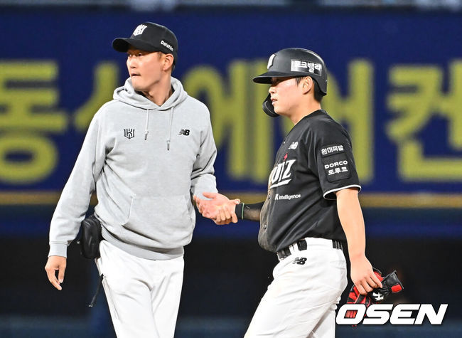 [OSEN=창원, 이석우 기자] 16일 창원NC파크에서 2026 신한 SOL KBO 리그 NC 다이노스와 KT 위즈의 경기가 열렸다. 홈팀 NC는 구창모가, 방문팀 KT는 사우어가 선발 출전했다. KT 위즈 류현인이 3회초 2사 1루 폭투를 틈타 2루 도루를 시도하고 부상을 당해 코치진이 교체 사인을 보내고 있다. 2026.04.16 / foto0307@osen.co.kr
