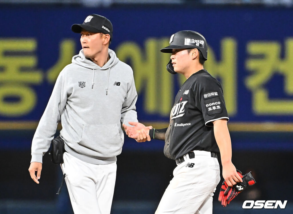 16일 창원NC파크에서 2026 신한 SOL KBO 리그 NC 다이노스와 KT 위즈의 경기가 열렸다. 홈팀 NC는 구창모가, 방문팀 KT는 사우어가 선발 출전했다. KT 위즈 류현인이 3회초 2사 1루 폭투를 틈타 2루 도루를 시도하고 부상을 당해 코치진이 교체 사인을 보내고 있다. 2026.04.16 / foto0307@osen.co.kr