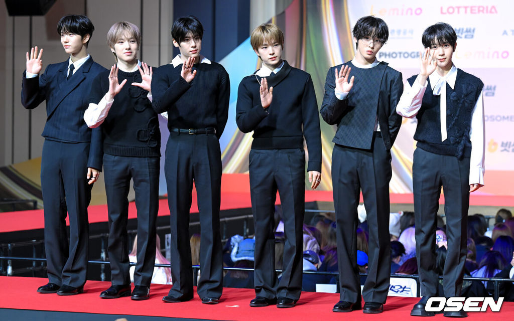 SBS 가요대전 레드카펫 행사가 25일 오후 인천광역시 중구 운서동 인스파이어 아레나에서 열렸다.이날 SBS를 통해 생방송되는 '가요대전'에서는 엔하이픈, 에이티즈, 투어스, 투모로우바이투게더, 앤팀, 보이넥스트도어, 코르티스, 넥스지, 킥플립, 동방신기 유노윤호, 스트레이 키즈, 제로베이스원, 라이즈, 엔시티 태용, 엔시티 드림, 엔시티 위시, 에스파, 아이브, 르세라핌, 있지, 엔믹스, 아일릿, 하츠투하츠, 키키, 미야오, 이즈나, 베이비몬스터, 베이비돈크라이, 올데이 프로젝트, 트레저, 더보이즈, 아이딧, 에이엠피, 아홉 등이 무대를 꾸민다.NCT 위시가 포즈를 취하고 있다. 2025.12.25 /cej@osen.co.kr