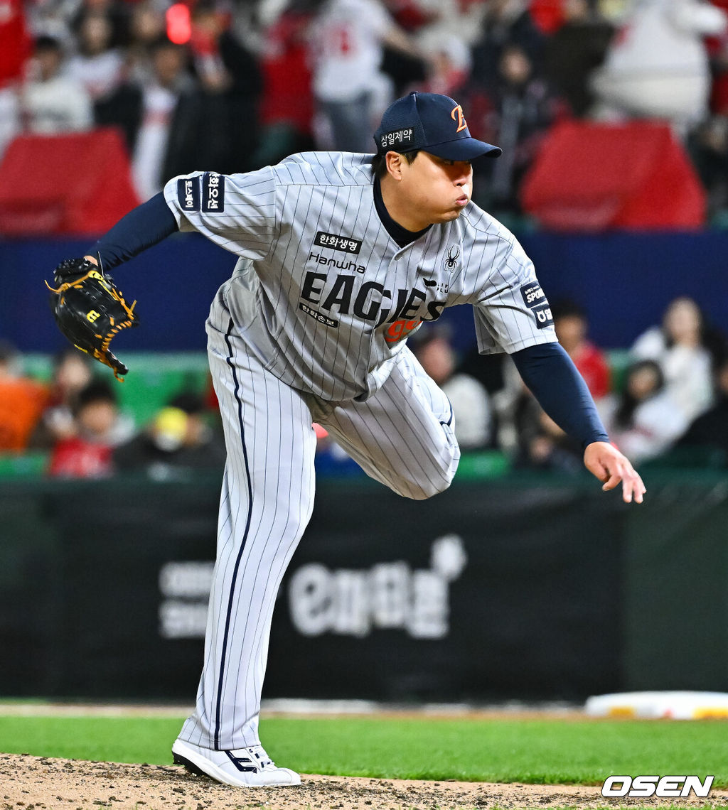 7일 오후 인천 SSG랜더스필드에서 ‘2026 신한 SOL Bank KBO리그' SSG 랜더스와 한화 이글스의 경기가 진행됐다.이날 SSG는 타케다를, 한화는 류현진을 선발투수로 내세웠다.6회말 한화 선발투수 류현진이 역투하고 있다.  2026.04.07 / soul1014@osen.co.kr