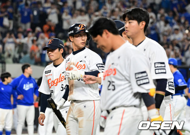 [OSEN=대전, 지형준 기자] 프로야구 삼성 라이온즈가 이번에는 시원한 타격으로 한화 이글스를 잡고 5연승을 질주했다.박진만 감독이 이끄는 한화는 15일 대전 한화생명 볼파크에서 열린 2026 신한 SOL KBO리그 한화와의 원정경기에서 13-5 대승을 거뒀다. 이날 승리로 5연승을 질주한 삼성은 시즌 10승(4패1무) 고지를 밟으면서 LG 트윈스(10승5패)를 제치고 단독 1위로 올라섰다. 5연패에 빠진 한화는 6승9패가 됐다.&nbsp;경기를 마치고 한화 선수들이 패배를 아쉬워하고 있다. 2026.04.15&nbsp;/ jpnews@osen.co.kr