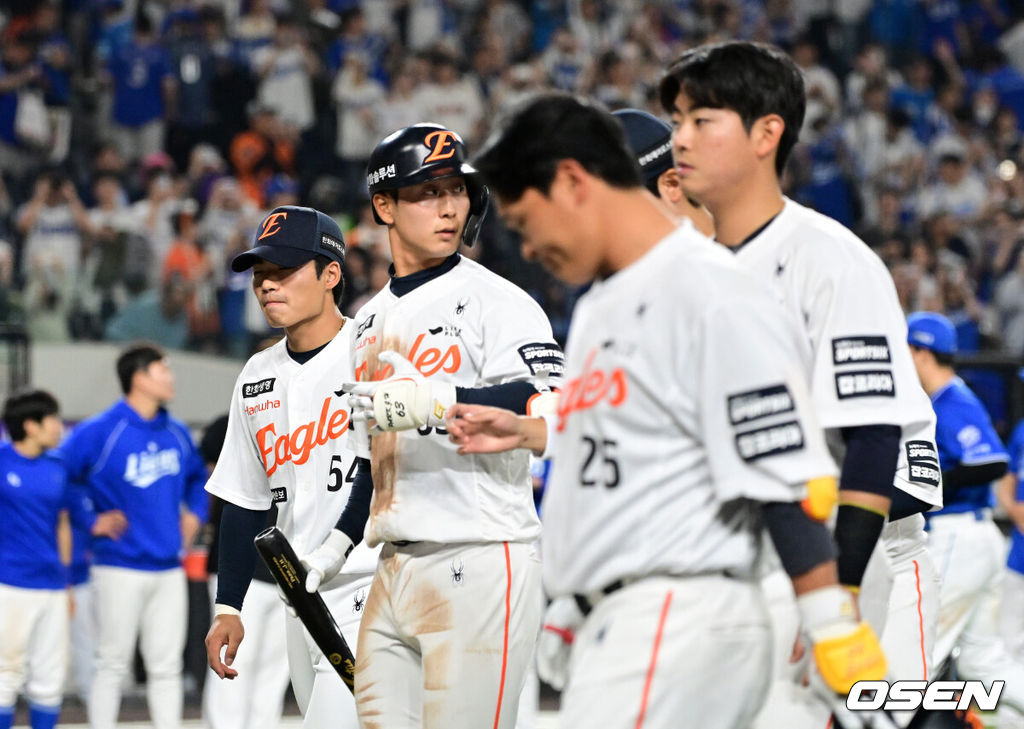 프로야구 삼성 라이온즈가 이번에는 시원한 타격으로 한화 이글스를 잡고 5연승을 질주했다.박진만 감독이 이끄는 한화는 15일 대전 한화생명 볼파크에서 열린 2026 신한 SOL KBO리그 한화와의 원정경기에서 13-5 대승을 거뒀다. 이날 승리로 5연승을 질주한 삼성은 시즌 10승(4패1무) 고지를 밟으면서 LG 트윈스(10승5패)를 제치고 단독 1위로 올라섰다. 5연패에 빠진 한화는 6승9패가 됐다. 경기를 마치고 한화 선수들이 패배를 아쉬워하고 있다. 2026.04.15 / jpnews@osen.co.kr