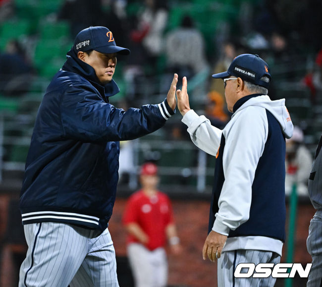 [OSEN=인천, 박준형 기자]프로야구 한화 이글스가 프랜차이즈 에이스 류현진(39)의 호투에 힘입어 승리를 거뒀다.&nbsp;한화는 7일 인천 SSG랜더스필드에서 열린 ‘2026 신한은행 SOL Bank KBO리그’ SSG 랜더스와의 경기에서 6-2로 승리했다.&nbsp;경기종료 후 한화 김경문 감독이 류현진이 하이하이브를 하고 있다.   2026.04.07 / soul1014@osen.co.kr