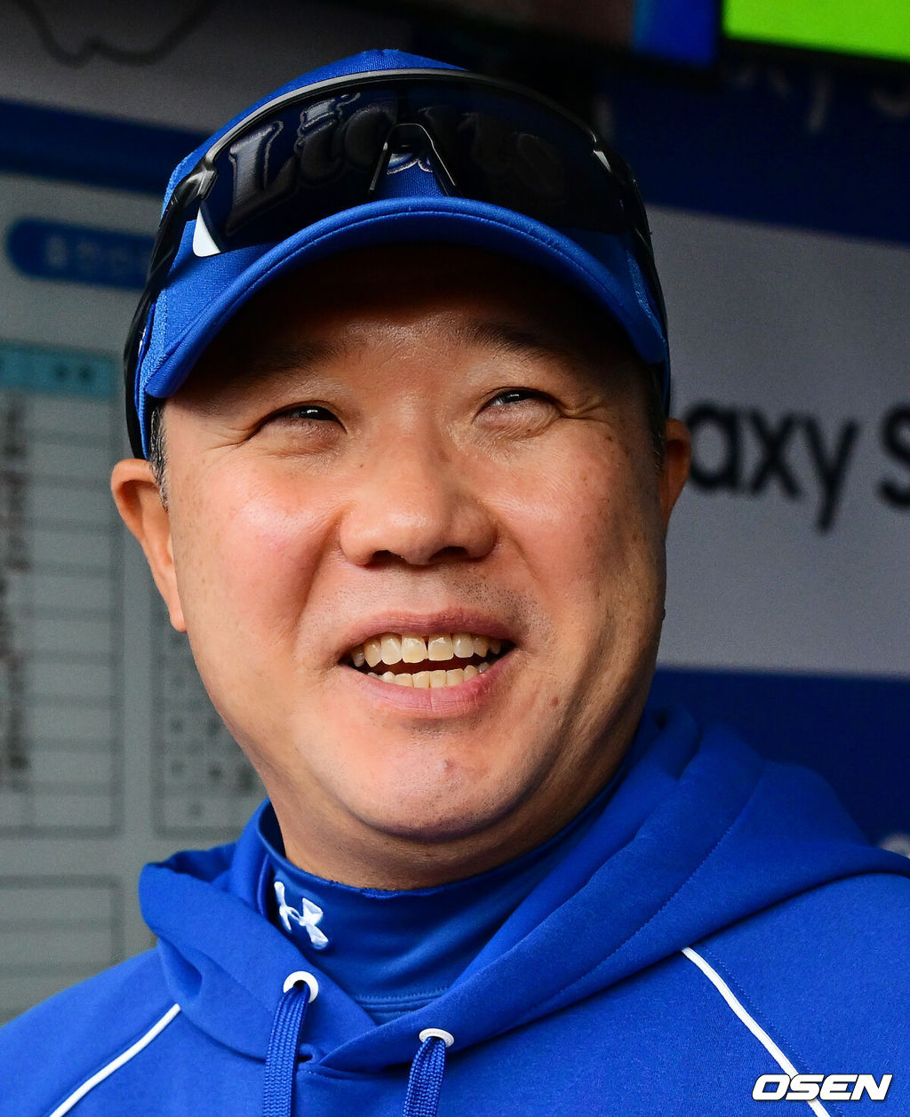 17일 대구삼성라이온즈파크에서 2026 신한 SOL KBO리그 삼성 라이온즈와 LG 트윈스의 경기가 열린다.삼성은 잭 오러클린, LG는 임찬규가 선발로 나선다.비 예보로 우천 취소 가능성도 있는 가운데 삼성 박진만 감독이 취재진과 이야기를 나누고 있다. 2026.04.17 / jpnews@osen.co.kr