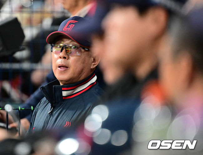 [OSEN=고척, 지형준 기자] 11일 서울 고척스카이돔에서 ‘2026 신한은행 SOL Bank KBO리그’ 키움 히어로즈와 롯데 자이언츠의 경기가 열렸다.이날 키움은 와일스, 롯데는 비슬리를 선발투수로 내세웠다.&nbsp;4회 롯데 김태형 감독이 경기를 지켜보고 있다. 2026.04.11&nbsp;/ jpnews@osen.co.kr