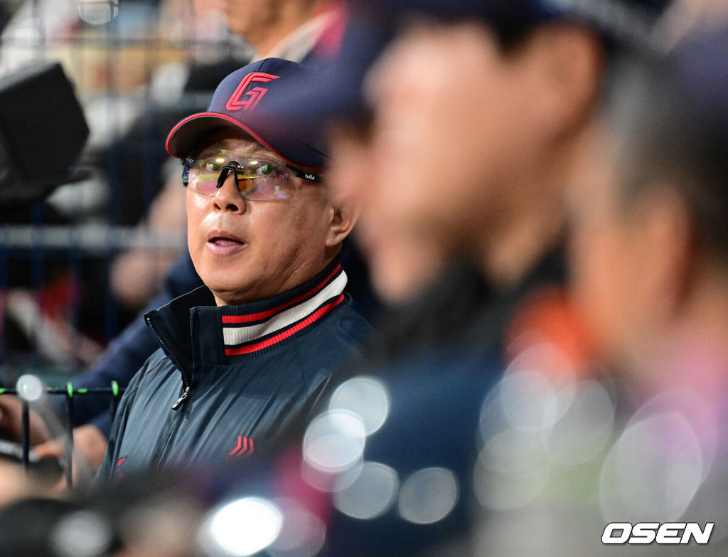 11일 서울 고척스카이돔에서 ‘2026 신한은행 SOL Bank KBO리그’ 키움 히어로즈와 롯데 자이언츠의 경기가 열렸다.이날 키움은 와일스, 롯데는 비슬리를 선발투수로 내세웠다. 4회 롯데 김태형 감독이 경기를 지켜보고 있다. 2026.04.11 / jpnews@osen.co.kr