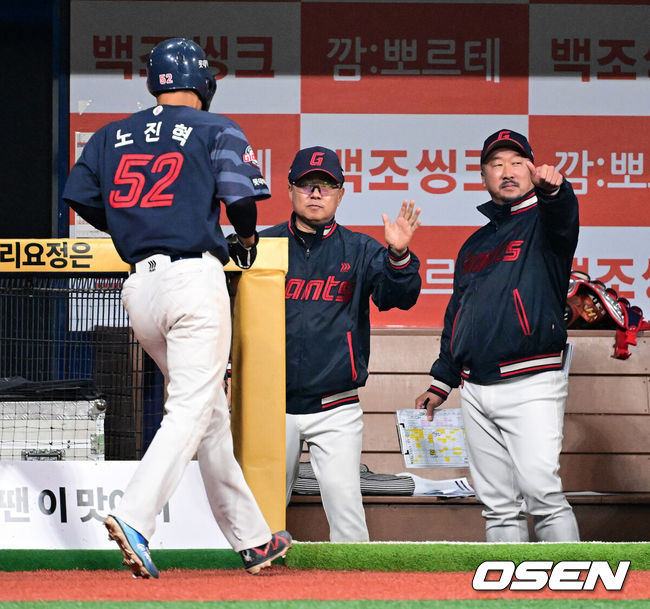 [OSEN=고척, 지형준 기자] 11일 서울 고척스카이돔에서 ‘2026 신한은행 SOL Bank KBO리그’ 키움 히어로즈와 롯데 자이언츠의 경기가 열렸다.이날 키움은 와일스, 롯데는 비슬리를 선발투수로 내세웠다.&nbsp;연장 10회초 1사 1,2루에서 롯데 노진혁이 박승욱의 1타점 적시타에 득점에 성공하며 김태형 감독과 하이파이브를 하고 있다. 2026.04.11&nbsp;/ jpnews@osen.co.kr