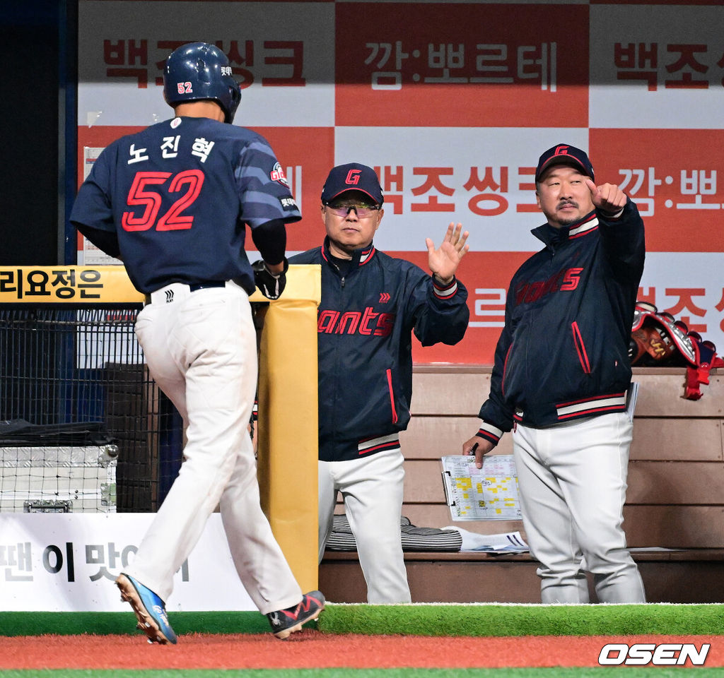 11일 서울 고척스카이돔에서 ‘2026 신한은행 SOL Bank KBO리그’ 키움 히어로즈와 롯데 자이언츠의 경기가 열렸다.이날 키움은 와일스, 롯데는 비슬리를 선발투수로 내세웠다. 연장 10회초 1사 1,2루에서 롯데 노진혁이 박승욱의 1타점 적시타에 득점에 성공하며 김태형 감독과 하이파이브를 하고 있다. 2026.04.11 / jpnews@osen.co.kr