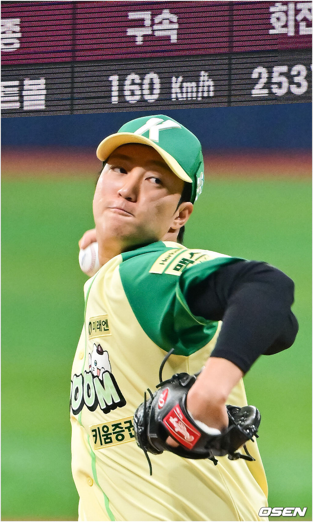 프로야구 키움 히어로즈가 에이스 안우진의 복귀전에서 3연패에서 탈출했다. 키움은 12일 서울 고척스카이돔에서 열린 ‘2026 신한은행 SOL Bank KBO리그’ 롯데 자이언츠와의 경기에서 2-0으로 승리했다. 이날 승리로 키움은 롯데의 4연승 도전을 저지했고 3연패에서 벗어났다. 1회초 키움 선발투수 안우진이 최고구속 160 Km/h 기록한 가운데 역투하고 있다.  2026.04.12 / soul1014@osen.co.kr