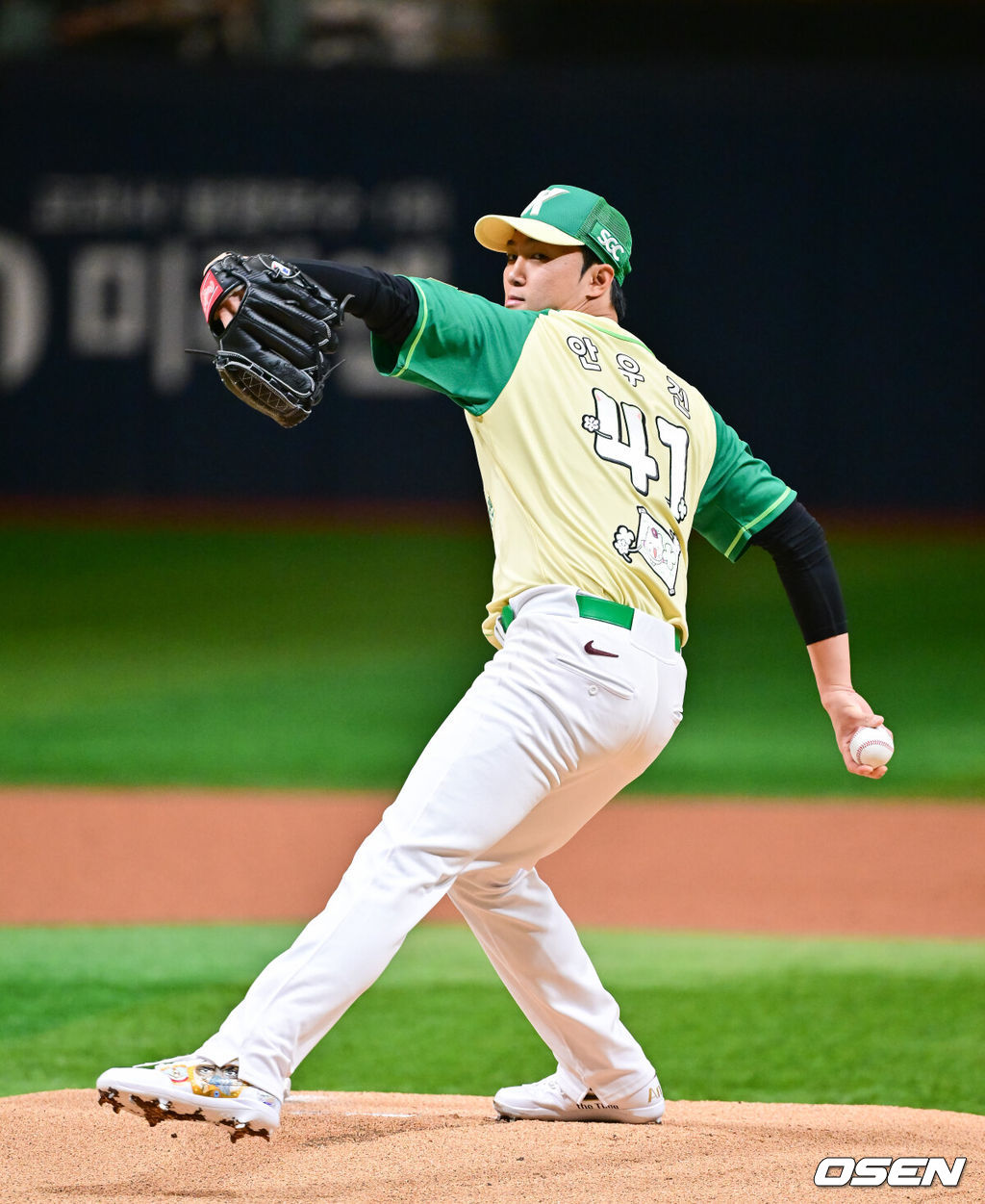 12일 서울 고척스카이돔에서 ‘2026 신한은행 SOL Bank KBO리그’ 키움 히어로즈와 롯데 자이언츠의 경기가 열렸다.이날 키움은 안우진을, 롯데는 박세웅을 선발투수로 내세웠다. 1회초 키움 선발투수 안우진이 역투하고 있다. 2026.04.12 / soul1014@osen.co.kr