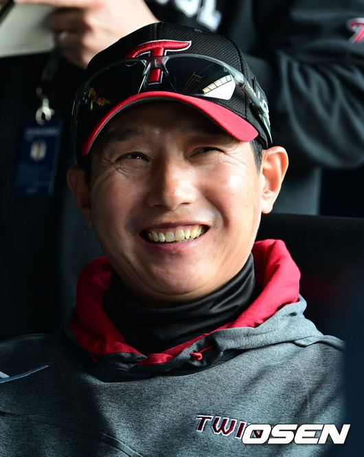 [OSEN=잠실, 지형준 기자] 29일 서울 잠실야구장에서 2026 신한 SOL KBO리그 LG 트윈스와 KT 위즈의 경기가 열렸다. 이날 LG는 임찬규, KT는 소형준을 선발로 내세웠다.LG 염경엽 감독이 취재진과 이야기를 나누고 있다. 2026.03.29&nbsp;/ jpnews@osen.co.kr