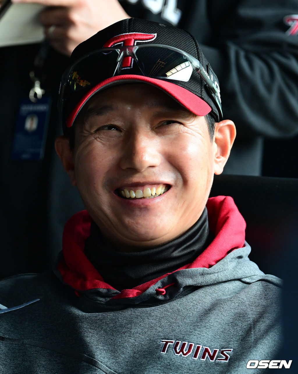 29일 서울 잠실야구장에서 2026 신한 SOL KBO리그 LG 트윈스와 KT 위즈의 경기가 열렸다. 이날 LG는 임찬규, KT는 소형준을 선발로 내세웠다.LG 염경엽 감독이 취재진과 이야기를 나누고 있다. 2026.03.29 / jpnews@osen.co.kr