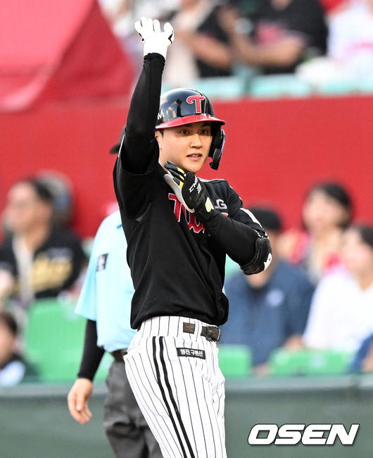 [OSEN=인천, 이대선 기자] 15일 오후 인천 SSG랜더스필드에서 2025 신한 SOL Bank KBO리그 SSG 랜더스와 LG 트윈스의 경기가 열렸다.SSG는 화이트, LG는 치리노스를 선발 투수로 내세웠다.3회초 1사 1루에서 LG 최원영이 우전 안타를 치고 환호하고 있다. 2025.08.15 /sunday@osen.co.kr