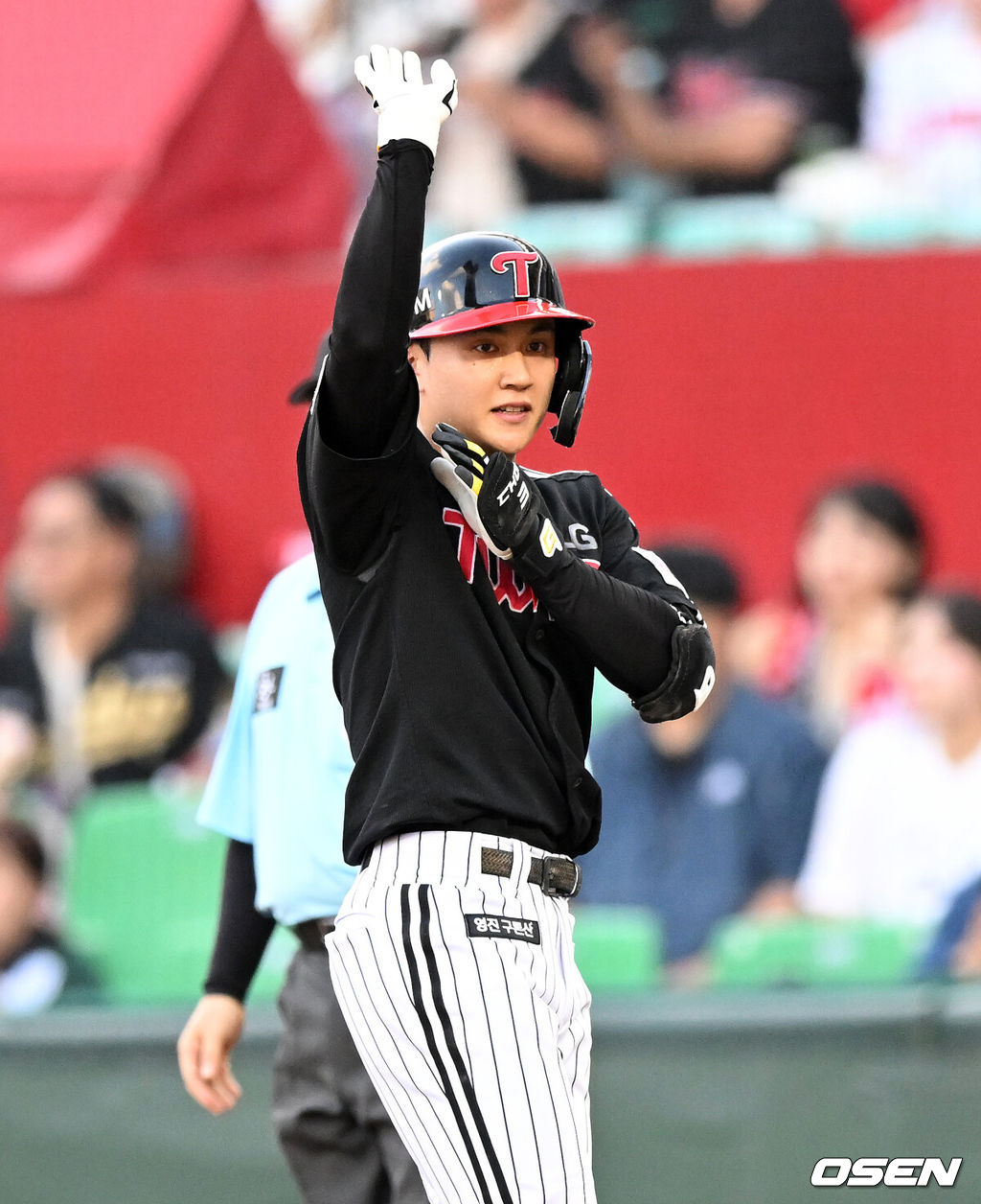 15일 오후 인천 SSG랜더스필드에서 2025 신한 SOL Bank KBO리그 SSG 랜더스와 LG 트윈스의 경기가 열렸다.SSG는 화이트, LG는 치리노스를 선발 투수로 내세웠다.3회초 1사 1루에서 LG 최원영이 우전 안타를 치고 환호하고 있다. 2025.08.15 /sunday@osen.co.kr