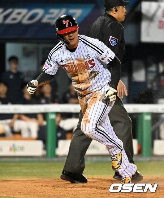 [OSEN=잠실, 이대선 기자] 16일 서울 잠실야구장에서 2026 신한 SOL KBO리그 LG 트윈스와 롯데 자이언츠의 경기가 열렸다.이날 LG는 치리노스, 롯데는 로드리게스를 선발로 내세웠다.7회말 1사 2,3루에서 LG 박동원의 땅볼 때 3루주자 오지환이 홈으로 쇄도해 득점하고 있다. 2026.04.16 /sunday@osen.co.kr